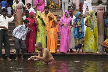 Pilger am Fluss Yamuna Mathura Uttar Pradesh India