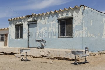 Bänke vor der Schule des Dorfes Punta Santa Rosalillita