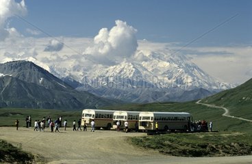 Bus am FuÃŸe von Alaska Range und Mac Kinley Mount