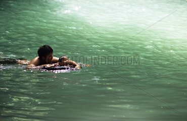 Junge baden mit seinem Vater Thailand