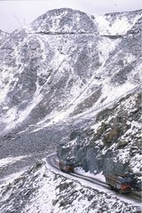 Straße und Khardung-La Col in 5600 m Höhe Ladakh India