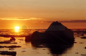 Iceberg au soleil de minuit Groenland