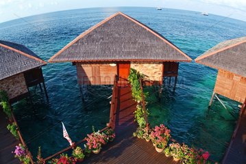 Bungalows auf Haufen eines Hotels auf der Insel Mabul Malaysia