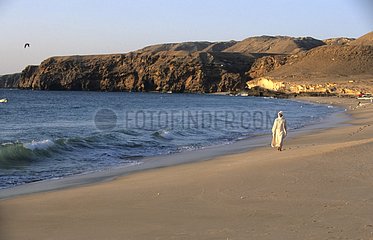 Omanais marchant le long de la plage Sultanat d'Oman