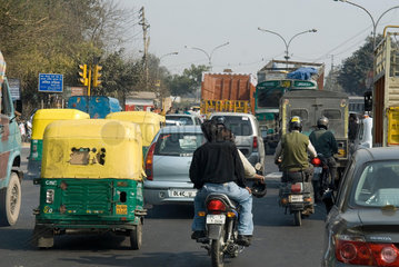 INDIA : Traffic in central New Delhi.