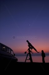 Astronome amateur et télescope sur une plage vendéenne