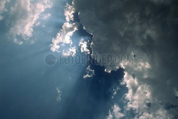 Sonnenstrahl  der durch Wolken verläuft