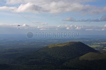 Paragliding über dem Puys Mountain Range Auvergne Frankreich