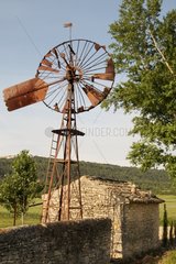 Alte rostige Windmühle im regionalen Naturpark Luberon