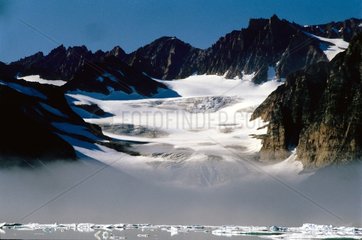 Brume aux pieds d'un glacier dans un fjord