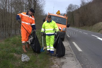 Reinigung der Kanten einer Straße Isère Frankreich