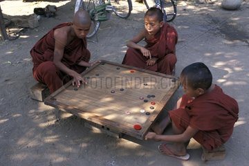 Buddhistische Kinder spielen Burma