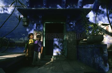Kinder vor dem Eingang eines Hauses seine blauen WÃ¤nde Indien