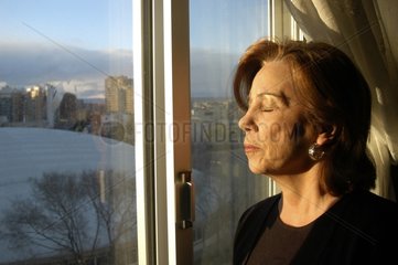 Femme prenant un bain de soleil derrière une fenêtre Espagne