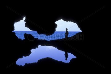 Silhouette d'homme à l'entrée d'une grotte Iles Barbades