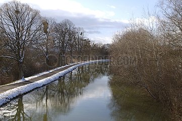 Coulée verte le long du canal de Haute Saône en hiver France