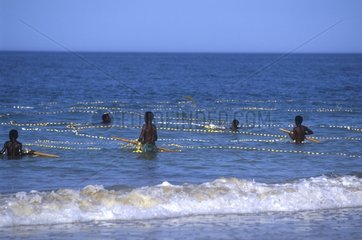 Imraguen en train de pêcher avec leurs filets Mauritanie