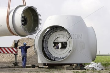 Montage des Rotors einer Windkraftanlage in Frankreich