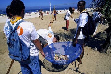 Freiwilliger Reiniger la Plage d'Ipanema in Rio