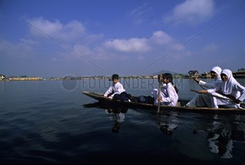 Schulkinder in einem Boot Srinagar India