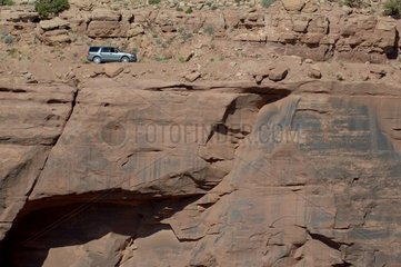 Véhicule 4X4 de tourisme dans un canyon à Canyonlands Utah