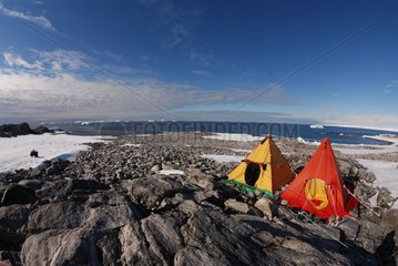 Lager eines historischen Naturschutzteams in der Antarktis