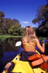 Femme faisant du Kayak sur la Wakiva Floride USA
