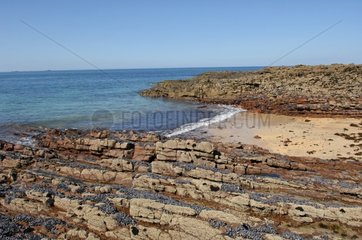 Strand zwischen Felsen PlÃ©hÃ©rel Frankreich