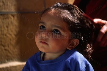 Kleines Mädchen  das sich den Rajasthan beschreiten lässt [at]