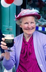 Dublin  vieille irlandaise buvant de la Guiness