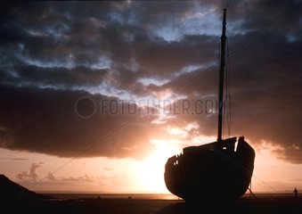 Segelschiff mit Ebbe in Sainte Anne La Palud Britany