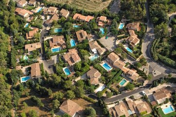 Luftaufnahme von HÃ¤usern und SchwimmbÃ¶den Bouches-du-rhÃ´ne