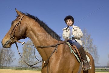 Junger Fahrer auf einem Selle Français Horse Frankreich