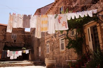 Leinentrocknung in einer Rue Dubrovnik Croatie