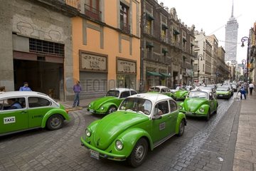 Grüne Taxis in einer Straße von Mexiko -Stadt Mexiko