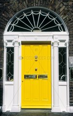 Dublin  porte peinte en jaune