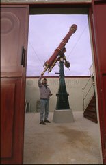 Besitzer und Restaurator des Teleskops des Vaters Jossets
