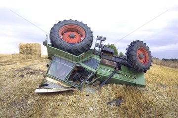 Traktor kehrte nach einem Unfall in ein Feld zurück