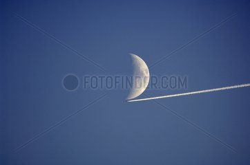 Plane passing through the axis of the Moon