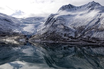 Gletscher Svartisen reflektierte in Nordsee Norwegen