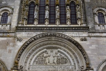 Fassade der Basilika St. Mary Magdalene Vézelay