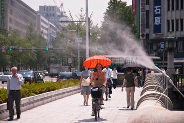 Nebelspray  um zu versuchen  in heißem Sommer Osaka zu erfrischen