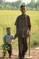 Alter Mann  der in der NÃ¤he eines Kindes Vietnam geht
