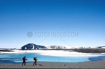 Fortschritte zu Fuß in der Tundra von Cap Sherard