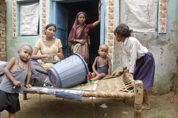 Frauen und Kinder vor ihrem Haus Mathura Uttar Pradesh