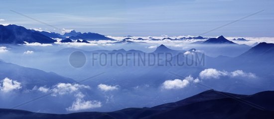 Pyrenäische Panorama aus dem Gipfel des Gipfels von Montaigu Frankreich