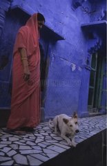 Hund liegt am Fuß einer Frau Rajasthan Indien