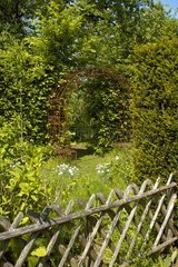Barrière en bois au jardin de St Florent au printemps