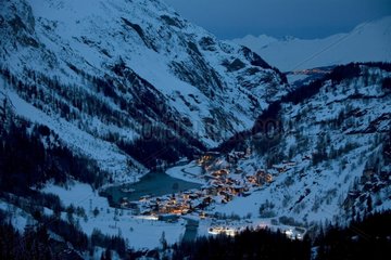 Tignes Les Brévières Skigebiet nachts in Savoie Frankreich