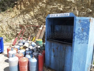 Abfallöl- und Gasflaschen in einer Müllkippe